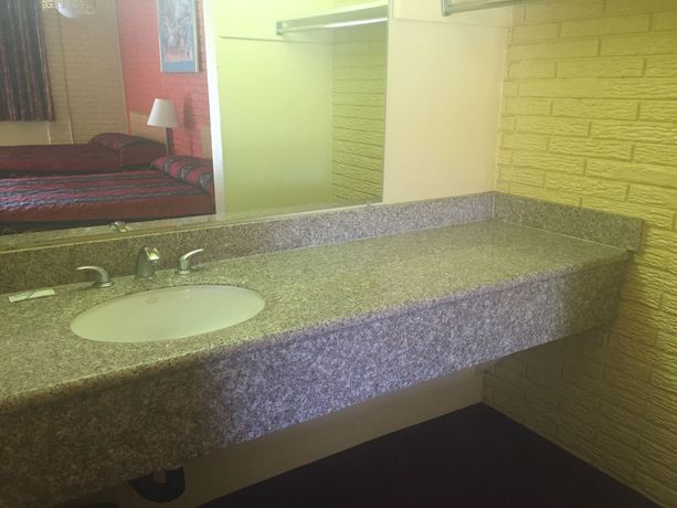 Imagen de la habitación del Hotel Economy Inn, Farmington. Foto 9