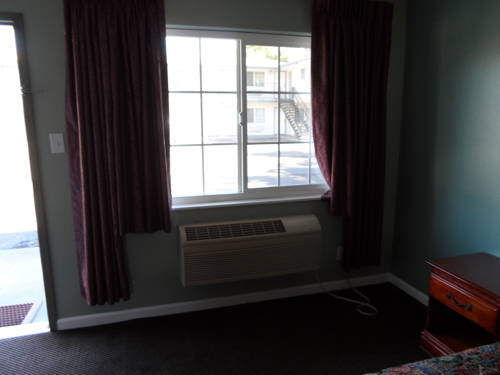 Imagen de la habitación del Hotel Economy Inn, Modesto. Foto 9
