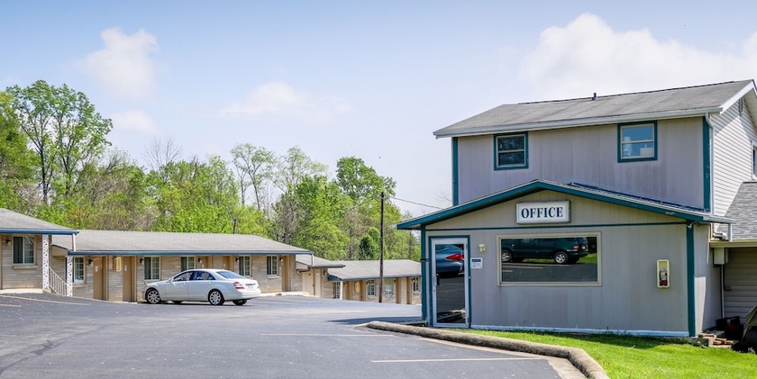 Imagen general del Hotel Economy Inn Of Bloomington. Foto 1