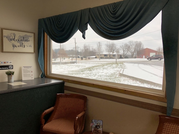 Imagen de los interiores del Hotel Economy Inn Of Bloomington. Foto 16