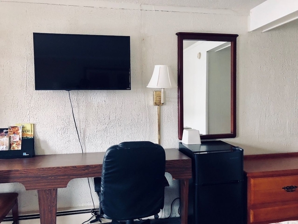 Imagen de la habitación del Hotel Economy Inn Of Bloomington. Foto 12