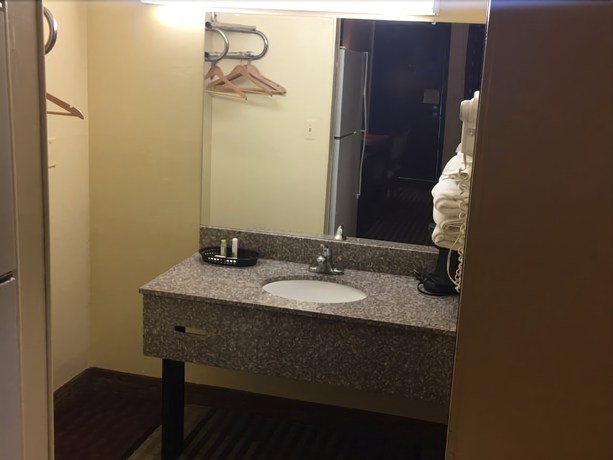 Imagen de la habitación del Hotel Economy Inn, Rensselaer. Foto 10