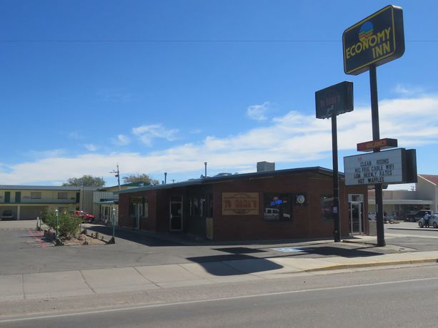 Imagen del bar/restaurante del Hotel Economy Inn, Socorro. Foto 2