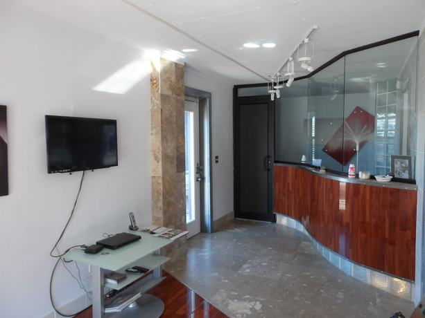 Imagen de los interiores del Hotel Economy Suites. Foto 13