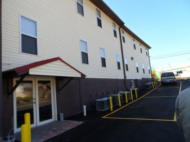 Imagen de los exteriores del Hotel Economy Suites. Foto 11