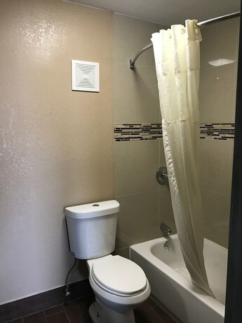 Imagen de la habitación del Hotel Economy inn, Edgewater. Foto 7