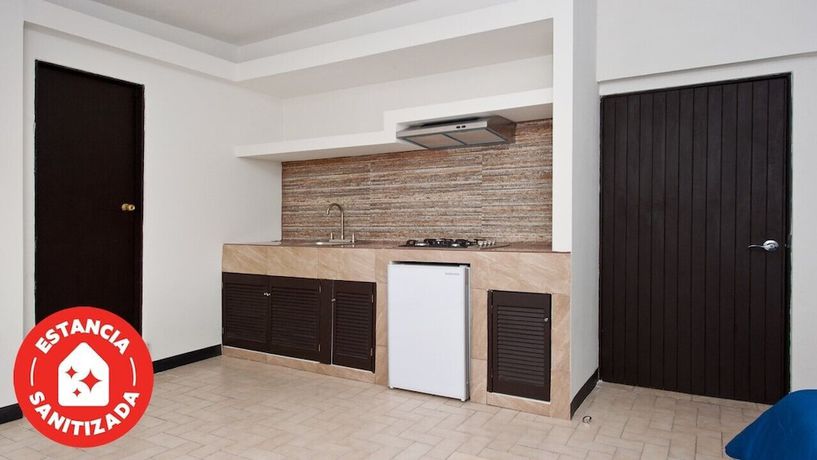 Imagen de la habitación del Hotel Econosuites Monterrey. Foto 8