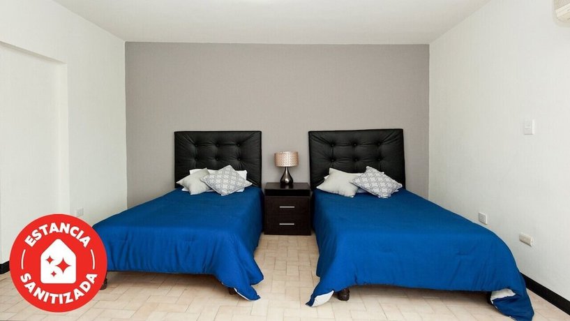 Imagen de la habitación del Hotel Econosuites Monterrey. Foto 11