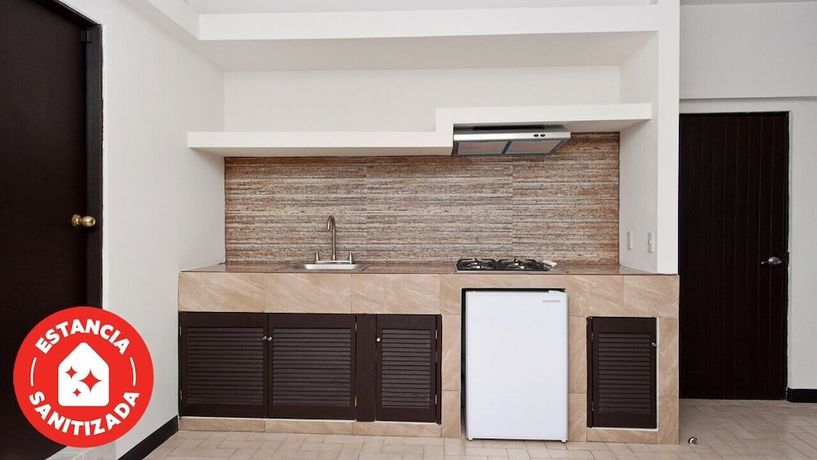 Imagen de la habitación del Hotel Econosuites Monterrey. Foto 17