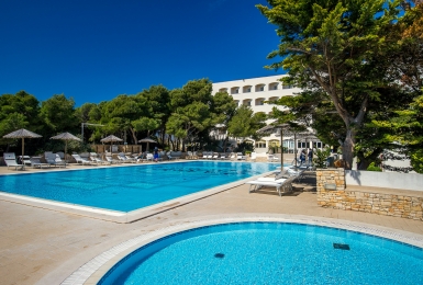 Imagen de la piscina del Hotel Ecoresort Le Sirenè - Caroli Hotels. Foto 11