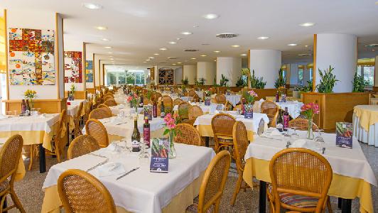 Imagen del bar/restaurante del Hotel Ecoresort Le Sirenè - Caroli Hotels. Foto 3