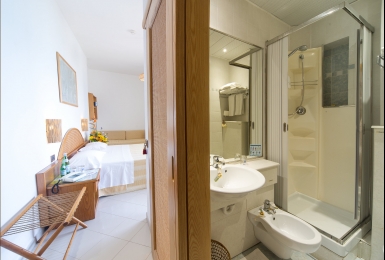 Imagen de la habitación del Hotel Ecoresort Le Sirenè - Caroli Hotels. Foto 5