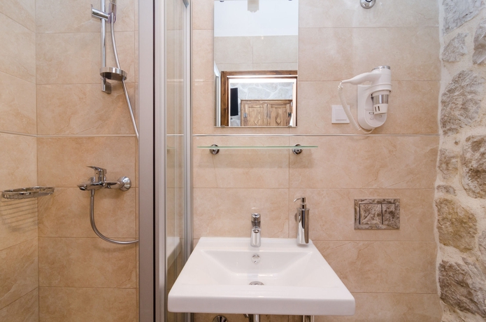 Imagen de la habitación del Hotel Eddie´s Sea View Rooms. Foto 12