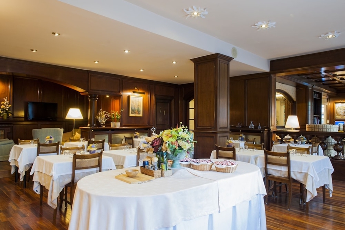 Imagen del bar/restaurante del Hotel Edelweiss Camprodon. Foto 2