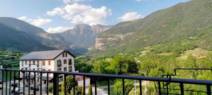 Imagen de los exteriores del Hotel Edelweiss, Torla. Foto 14
