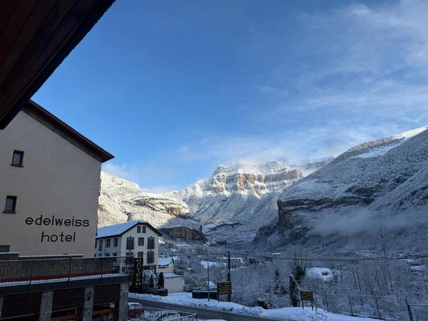 Imagen de los exteriores del Hotel Edelweiss, Torla. Foto 16