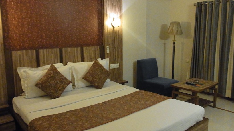 Imagen de la habitación del Hotel Eden, Ahmedabad. Foto 2