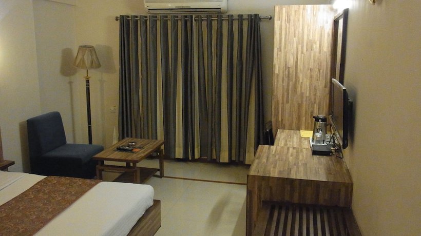 Imagen de la habitación del Hotel Eden, Ahmedabad. Foto 3