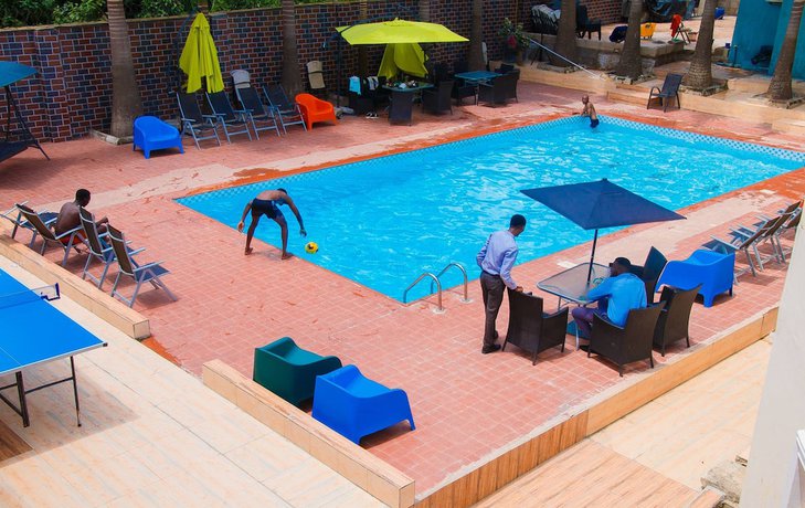 Imagen de la piscina del Hotel Eden And Resorts. Foto 20