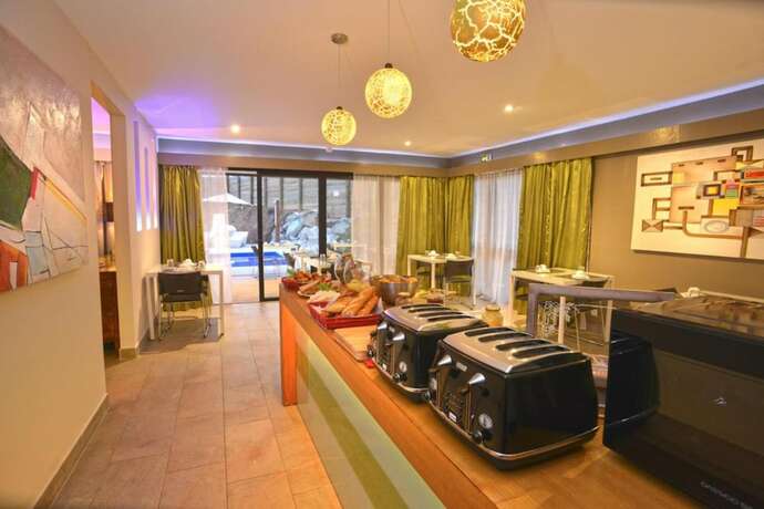 Imagen del bar/restaurante del Hotel Eden Appartel Kon&eacute;. Foto 14