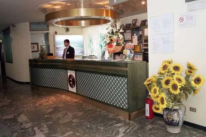 Imagen de los interiores del Hotel Eden Beach Club. Foto 6