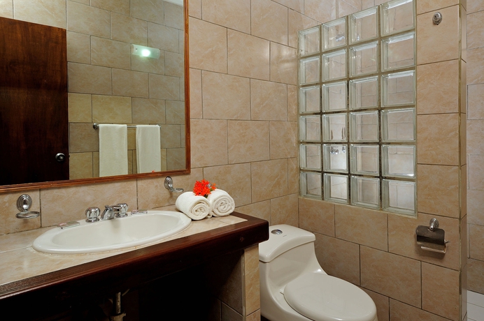 Imagen de la habitación del Hotel Eden Beach Resort. Foto 2