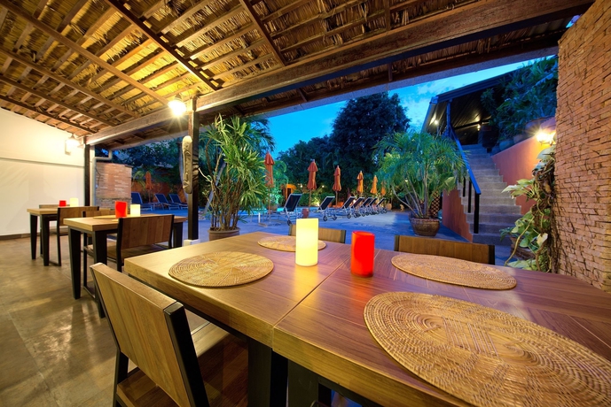 Imagen del bar/restaurante del Hotel Eden Bungalows. Foto 5