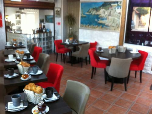 Imagen de la habitación del Hotel Eden Cassis. Foto 7