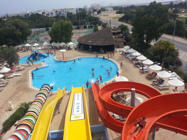 Imagen de la piscina del Hotel Eden Club Skanes. Foto 10