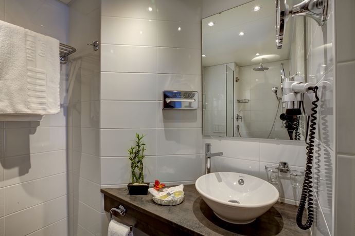 Imagen de la habitación del Hotel Eden Genève. Foto 14