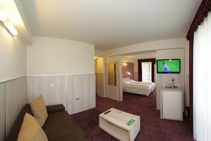 Imagen de la habitación del Hotel Eden Grand Resort. Foto 27