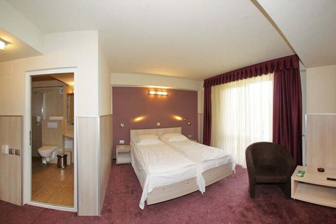 Imagen de la habitación del Hotel Eden Grand Resort. Foto 31