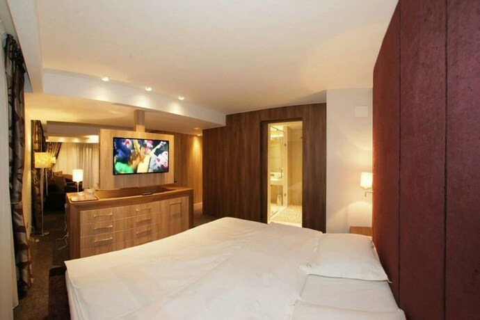 Imagen de la habitación del Hotel Eden Grand Resort. Foto 33