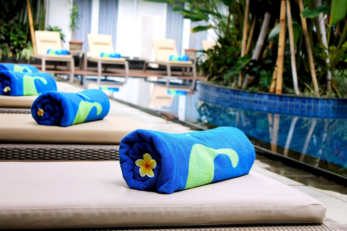 Imagen de la piscina del Hotel Eden Kuta Bali. Foto 15