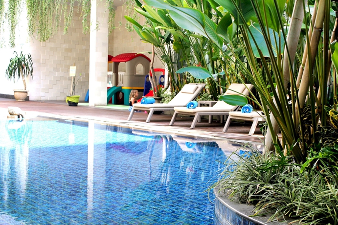 Imagen de la piscina del Hotel Eden Kuta Bali. Foto 16
