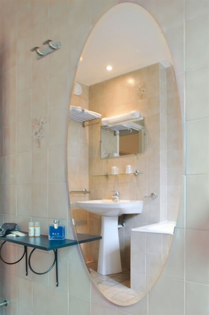 Imagen de la habitación del Hotel Eden Montmartre. Foto 13