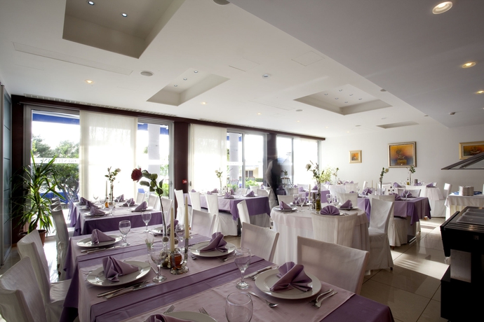 Imagen del bar/restaurante del Hotel Eden, Podstrana. Foto 3