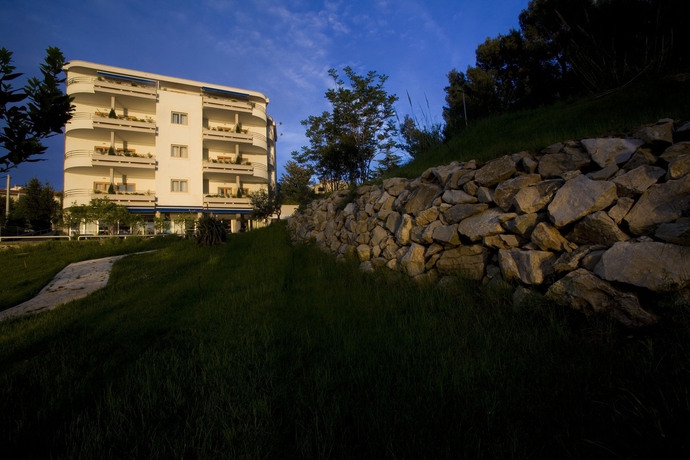 Imagen de los exteriores del Hotel Eden, Podstrana. Foto 15