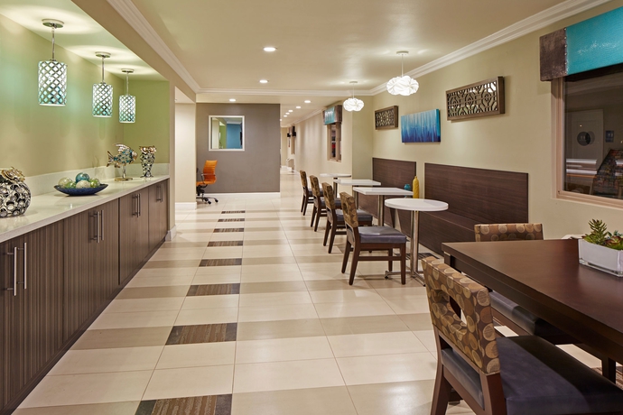 Imagen de los interiores del Hotel Eden Roc Inn and Suites. Foto 11