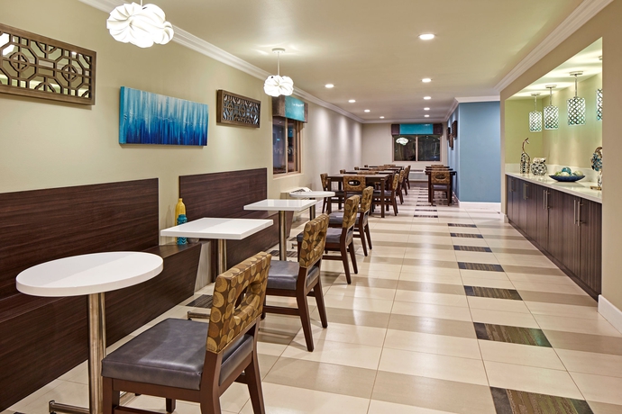 Imagen del bar/restaurante del Hotel Eden Roc Inn and Suites. Foto 4