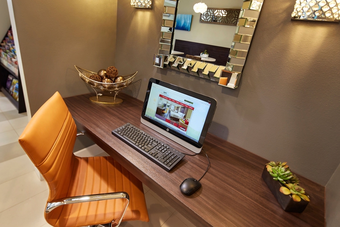 Imagen de los interiores del Hotel Eden Roc Inn and Suites. Foto 13