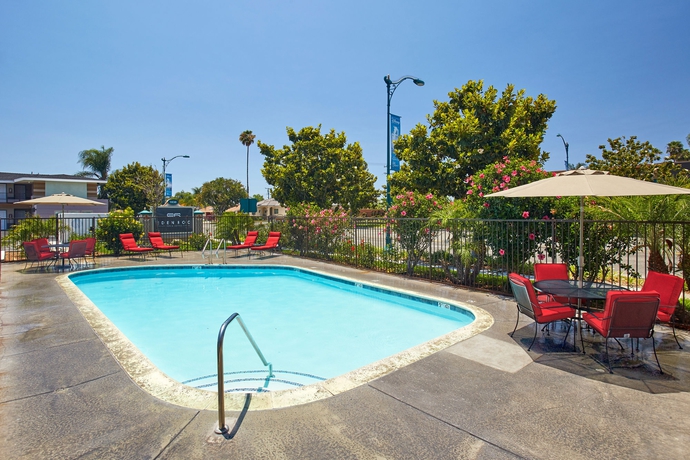 Imagen de la piscina del Hotel Eden Roc Inn and Suites. Foto 15