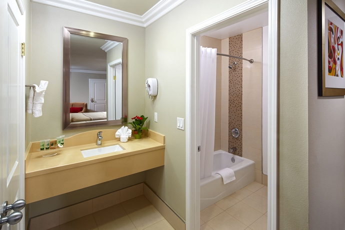 Imagen de la habitación del Hotel Eden Roc Inn and Suites. Foto 7