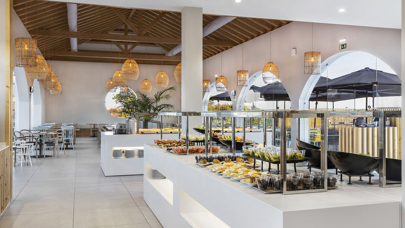 Imagen del bar/restaurante del Hotel Eden Villas & Apartments. Foto 2