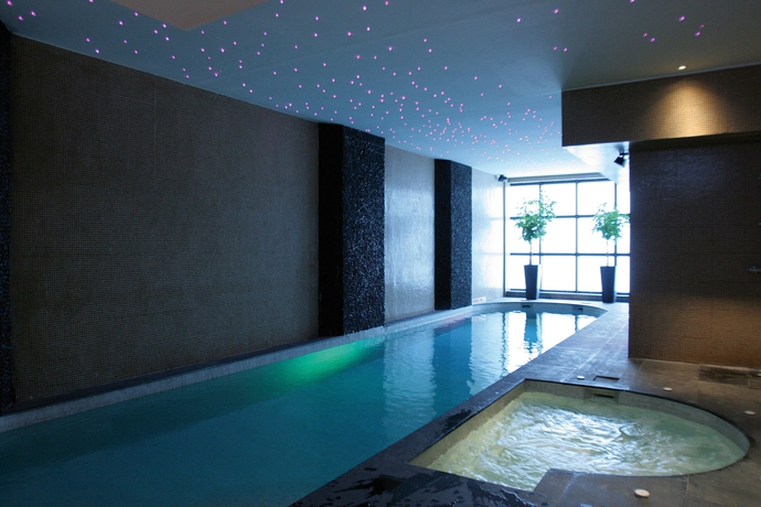 Imagen de la piscina del Hotel Eden and Spa Cannes. Foto 10
