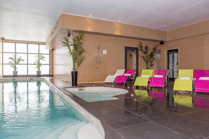 Imagen de la piscina del Hotel Eden and Spa Cannes. Foto 11