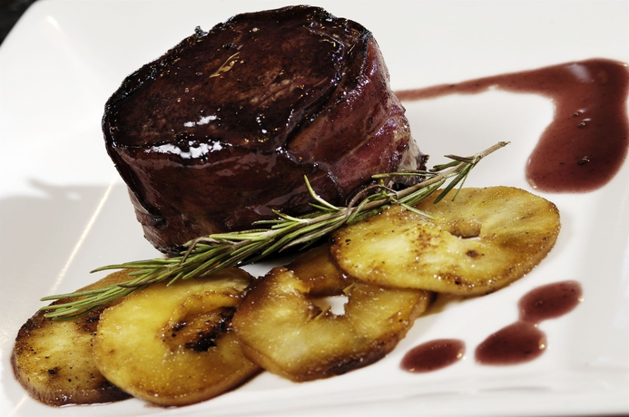 Imagen del bar/restaurante del Hotel Edenia Punta Soberana. Foto 2