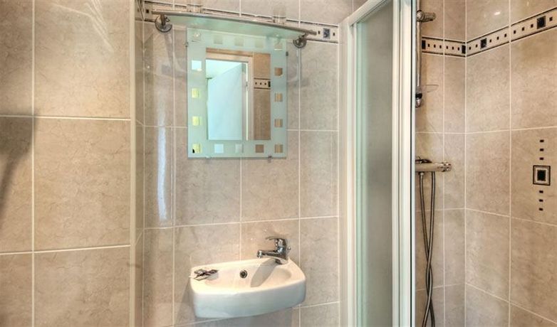 Imagen de la habitación del Hotel Edgar Quinet. Foto 5