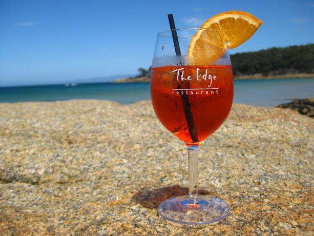 Imagen del bar/restaurante del Hotel Edge Of The Bay Resort. Foto 5