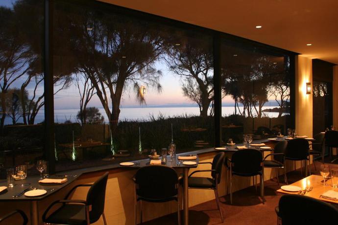 Imagen del bar/restaurante del Hotel Edge Of The Bay Resort. Foto 6